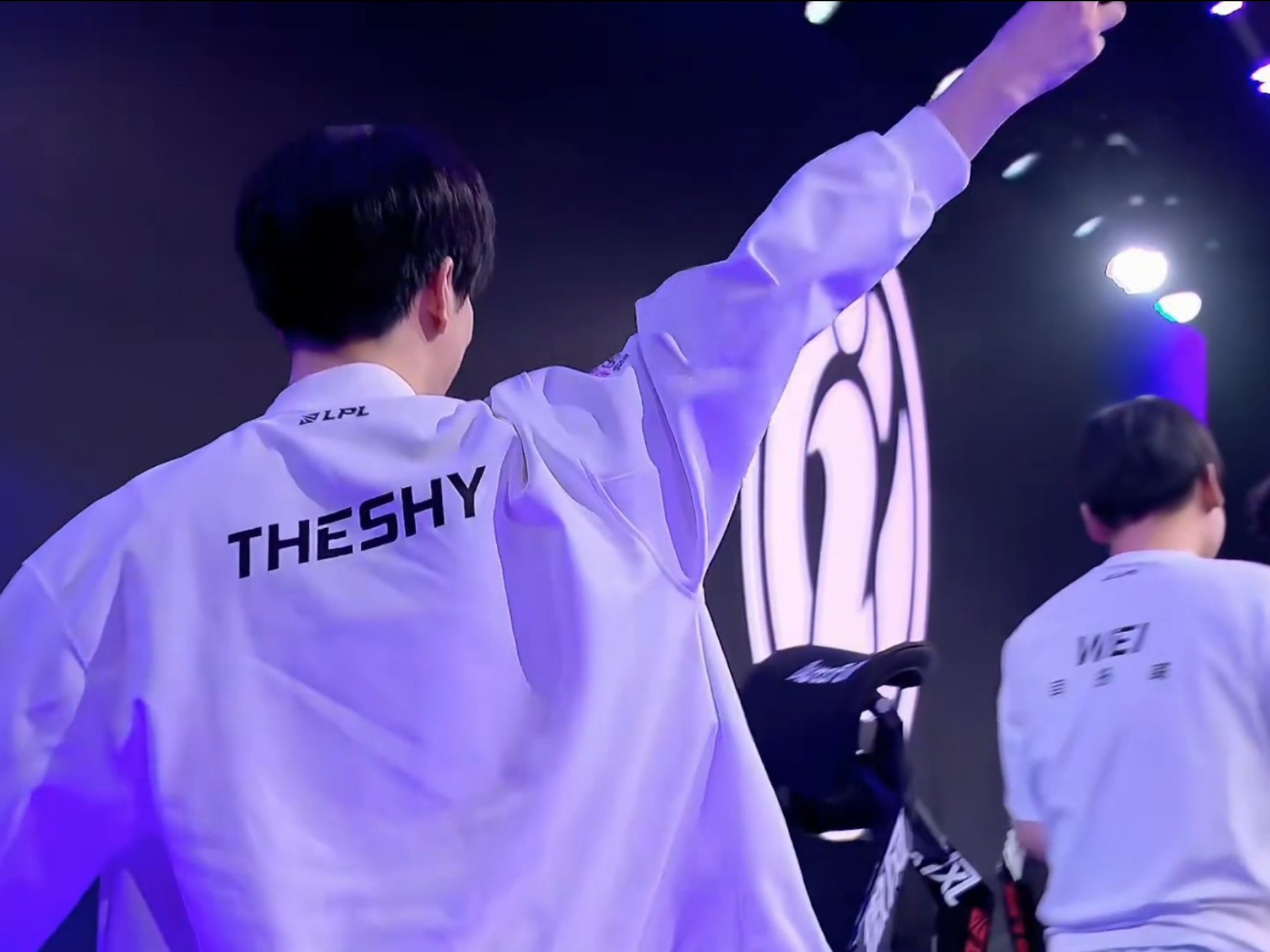 定位球由 定位球由